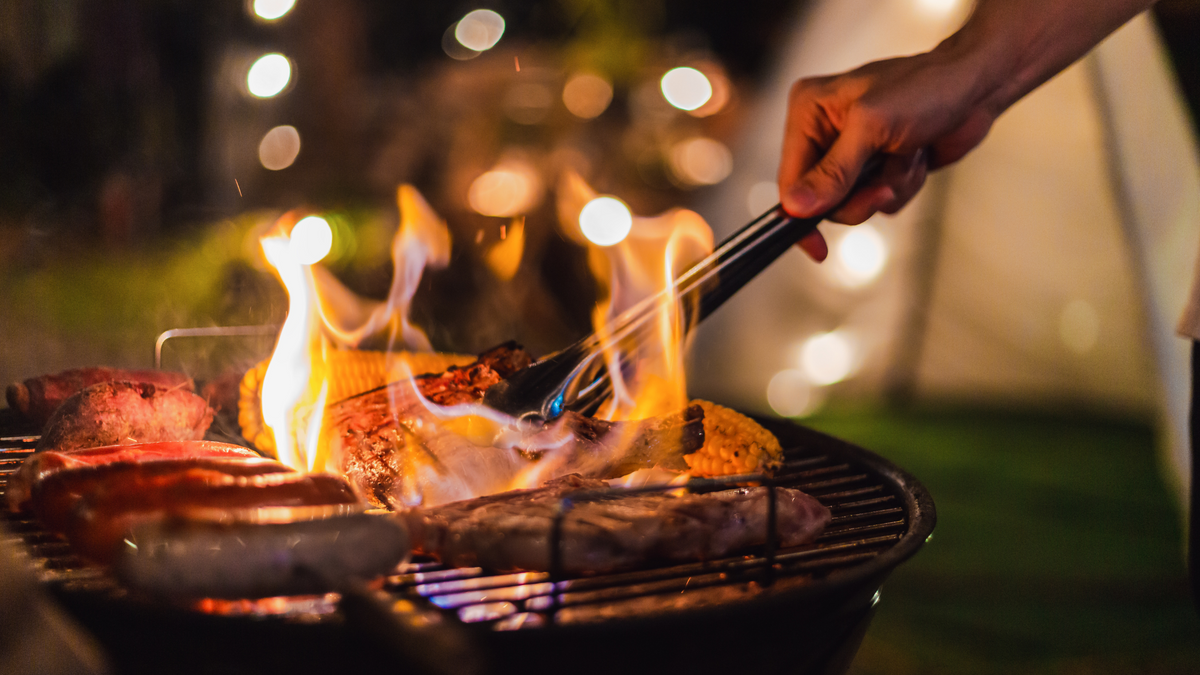Grillabend mit Fleisch und Würstchen – perfekt kombiniert mit WZG Roséwein