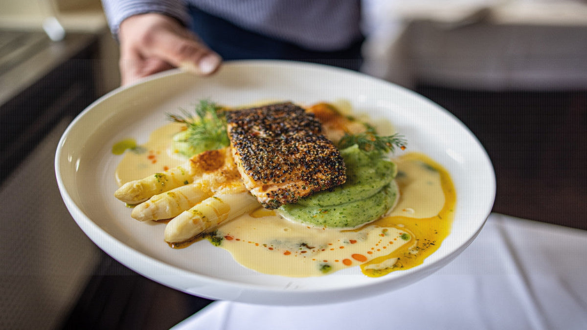 Gegrillter Lachs mit Spargel und Sauce Hollandaise mit Riesling oder Grauburgunder von WZG