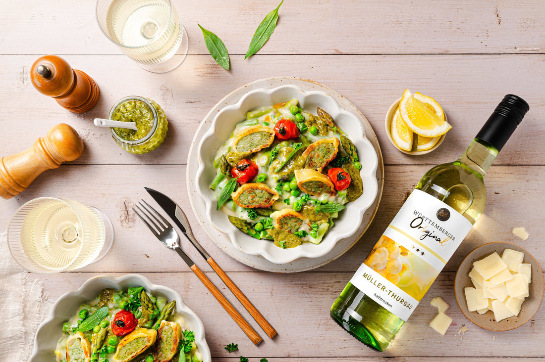 Gebratene Maultaschen mit Spargel und Bärlauchpesto mit Weißwein der Serie Würrtemberg Original von WZG als Weinbegleitung.