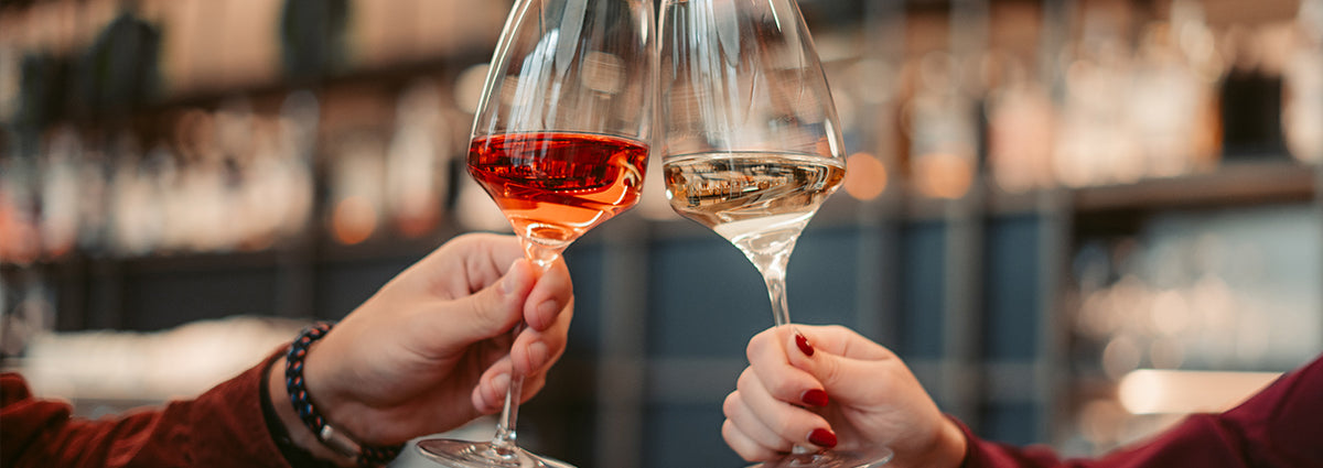 Mann und Frau stoßen an mit Weißwein und Rose der WZG