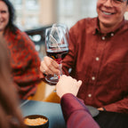Freunde stoßen mit Rotwein der WZG an