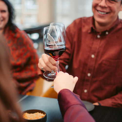aar genießt bei einem gemeinsamen Abend Rotwein aus dem Sortiment der WZG Weine.