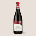 Flasche Aus’m Ländle Rotwein der WZG mit rotem Verschluss und hellem Etikett vor neutralem Hintergrund.