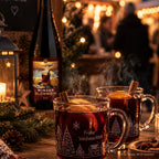 Aus’m Ländle Winzerglühwein rot der WZG mit zwei Gläsern im Vordergrund eines Weihnachtsmarktes.