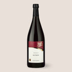 Dunkle Flasche Aus’m Ländle Rotwein der WZG mit rot-weißem Etikett vor hellem Hintergrund.
