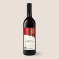 Flasche Aus’m Ländle Rotweincuvee Rotwein der WZG mit rotem Etikett vor neutralem Hintergrund.