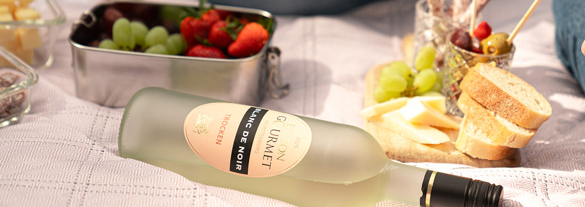 WZG Edition Gourmet Blanc de Noir beim Picknick mit Erdbeeren, Trauben, Käse und Brot