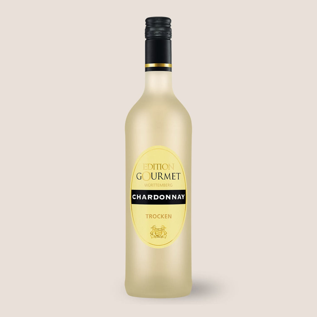 Flasche Edition Gourmet Chardonnay Weißwein der WZG vor hellem Hintergrund.