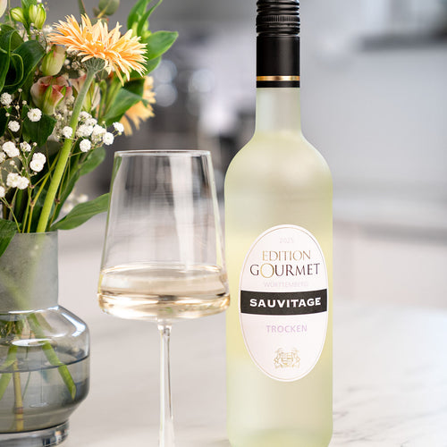 Flasche Edition Gourmet Sauvitage Weißwein der WZG mit Weinglas und Blumen.