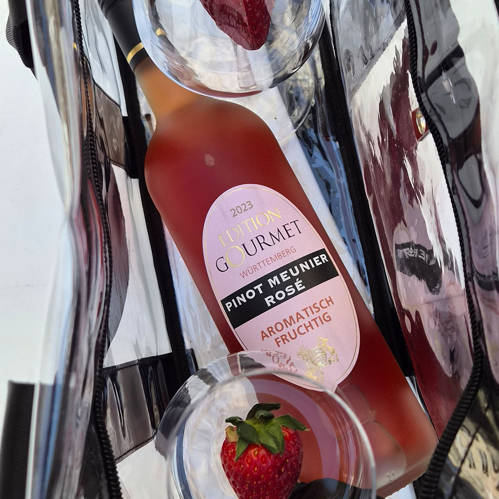 Flasche roséfarbener Edition Gourmet Pinot Meunier Rose der WZG gekühlt zwischen Eis und weiteren Flaschen.