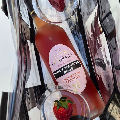 Flasche roséfarbener Edition Gourmet Pinot Meunier Rose der WZG gekühlt zwischen Eis und weiteren Flaschen.