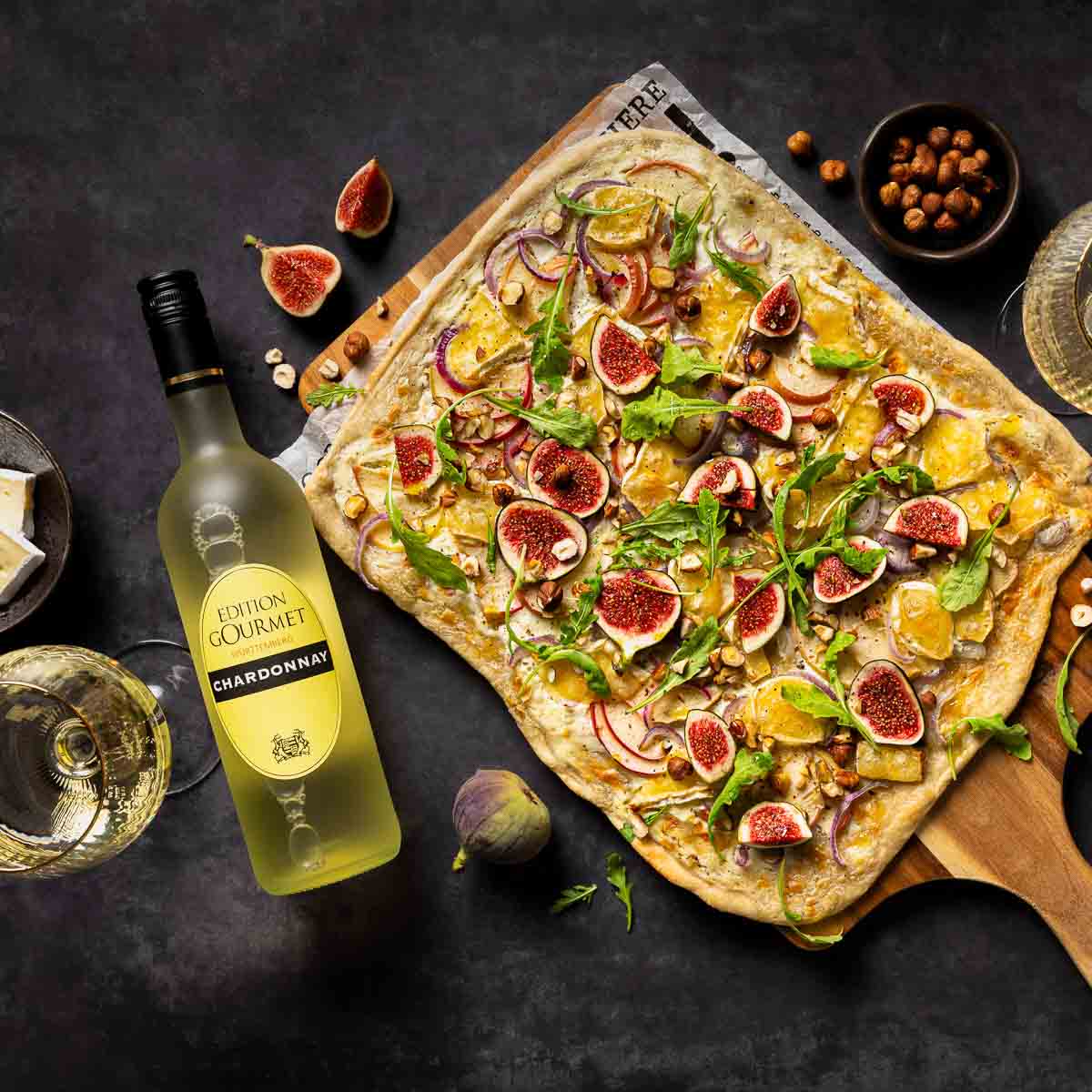 Flammkuchen mit Feige und einer Flasche WZG Edition Gourmet Chardonnay