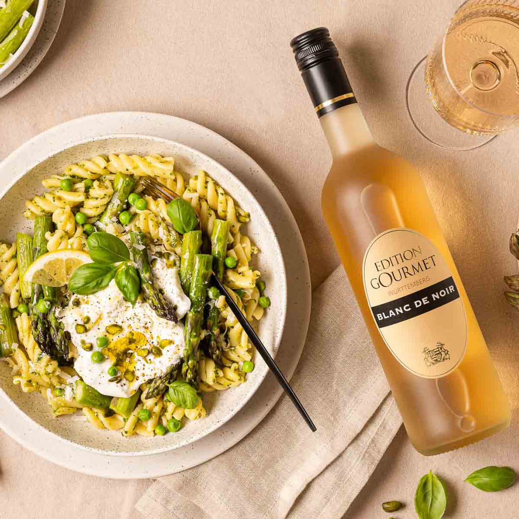 Spargelpasta mit einer Flasche WZG Edition Gourmet Blanc de Noir