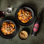 Modernes Pasta Stilleben mit einer Flasche Edition Gourmet Zweigelt