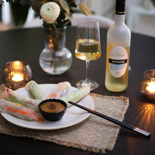 Sommerrolls mit einer Flasche und Glas des WZG Edition Gourmet Rivaner Alkoholfrei