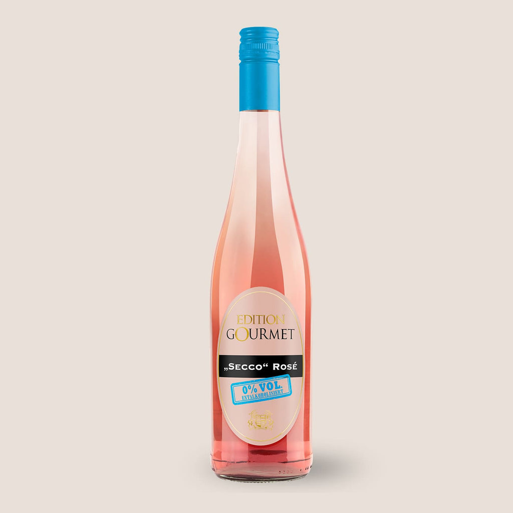 Flasche Edition Gourmet 0,0 Rosé der WZG mit roséfarbenem Getränk und blauem Flaschenverschluss.