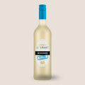 Flasche Edition Gourmet 0,0% VOL. Rivaner Weißwein der WZG vor hellem Hintergrund.