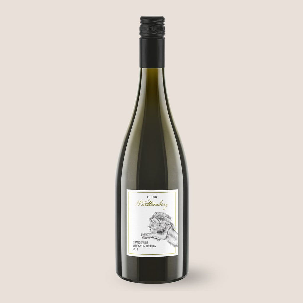Flasche Edition Württemberg Orange Wine der WZG mit hellem Etikett vor neutralem Hintergrund.