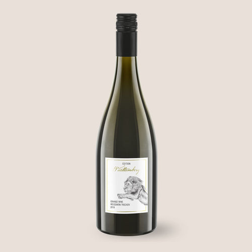 Flasche Edition Württemberg Orange Wine der WZG mit hellem Etikett vor neutralem Hintergrund.