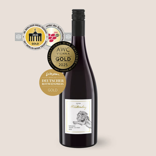 Flasche Edition Württemberg Rotwein der WZG mit drei sichtbaren Wein-Auszeichnungen und Medaillen