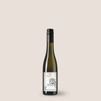 Flasche Edition Württemberg Riesling Eiswein der WZG in schlanker 0,375-l-Flasche vor hellem Hintergrund.