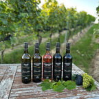 Rebenschätze Weine der WZG inmitten eines Weinbergs in Württemberg.