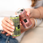 Zwei Personen halten Sprizz & Fruchtig Dosen Secco Weiss und Rose der WZG in den Händen.