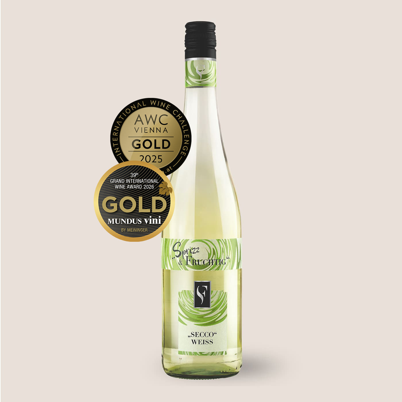 Flasche Sprizz & Fruchtig Secco weiss der WZG mit Gold-Auszeichnung vor hellem Hintergrund.