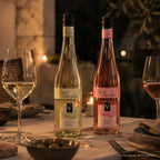 Zwei Süss & Fruchtig Secco der WZG in Weiß und Rosé auf einem stimmungsvoll gedeckten Tisch.