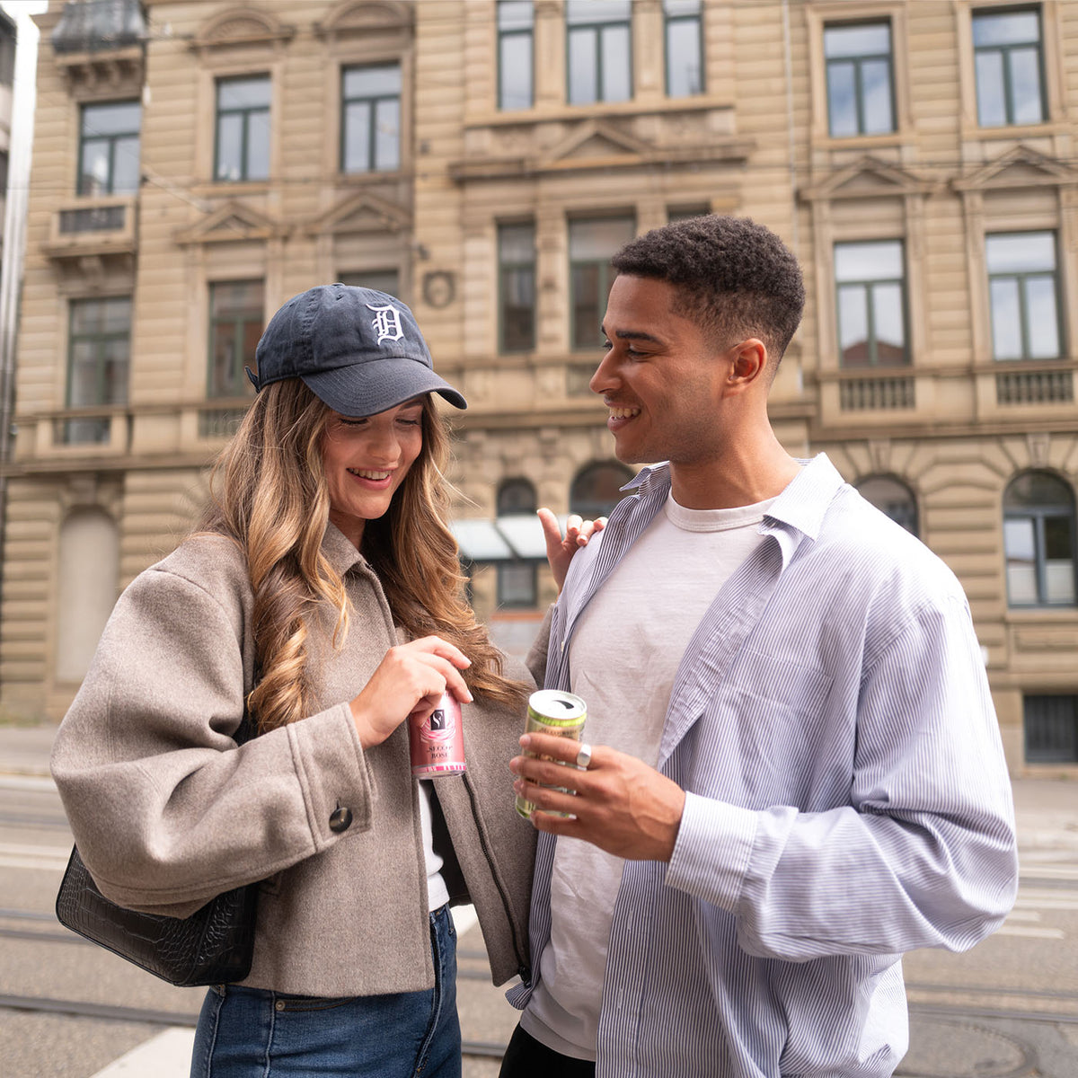 Paar genießt gemeinsam Süss & Fruchtig Secco in Dosen aus dem Sortiment der WZG