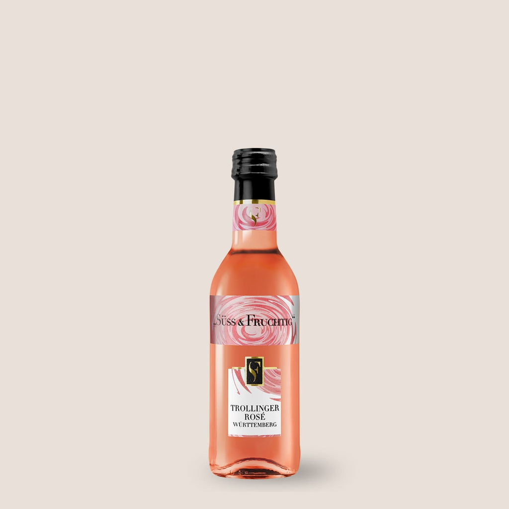 Kleine Flasche Süss & Fruchtig Trollinger Roséwein der WZG vor hellem Hintergrund.