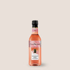 Kleine Flasche Süss & Fruchtig Trollinger Roséwein der WZG vor hellem Hintergrund.