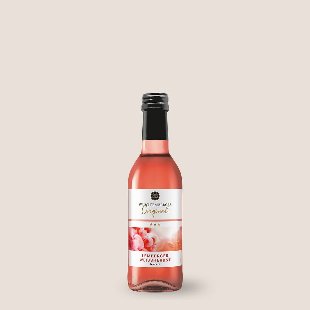 Flasche Roséwein Lemberger Weissherbst der WZG aus Württemberg vor hellem Hintergrund.