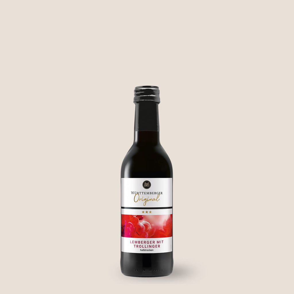Württemberger Original Lemberger mit Trollinger Rotwein von WZG in der Kleinflasche vor hellem Hintergrund.