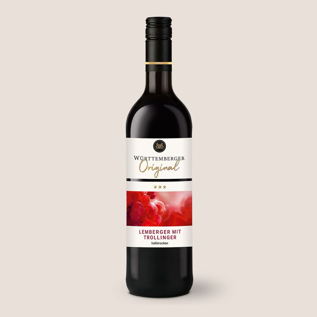 Flasche Lemberger mit Trollinger Rotwein der WZG aus Württemberg vor hellem Hintergrund.