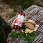 Lemberger Weissherbst Roséwein der WZG mit Brot und Käse bei einem Picknick im Grünen.