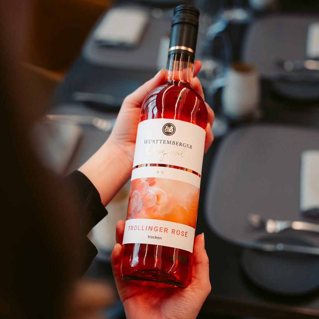 Frau hält WZG Württtemberger Original Trollinger Rose in der Hand